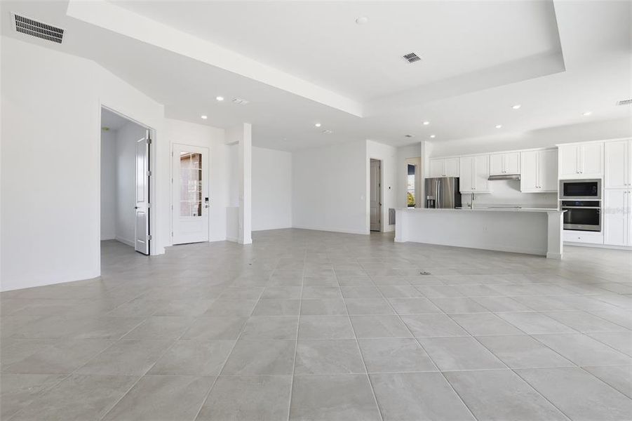 Spacious, unfurnished interior of a new home in South Gulf Cove, Port Charlotte (Image 9).
