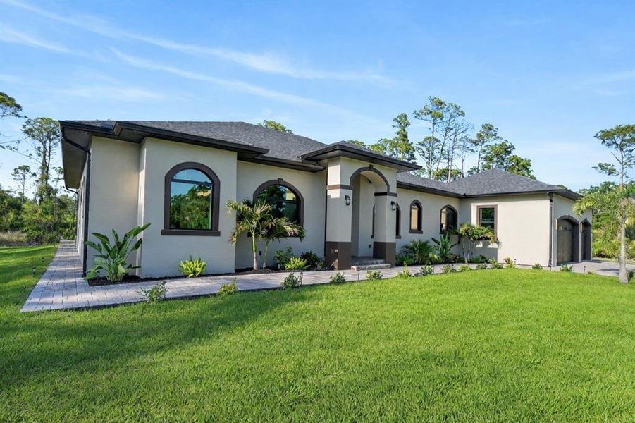 Exterior details and patio area of a home in , Port Charlotte (Image 3).