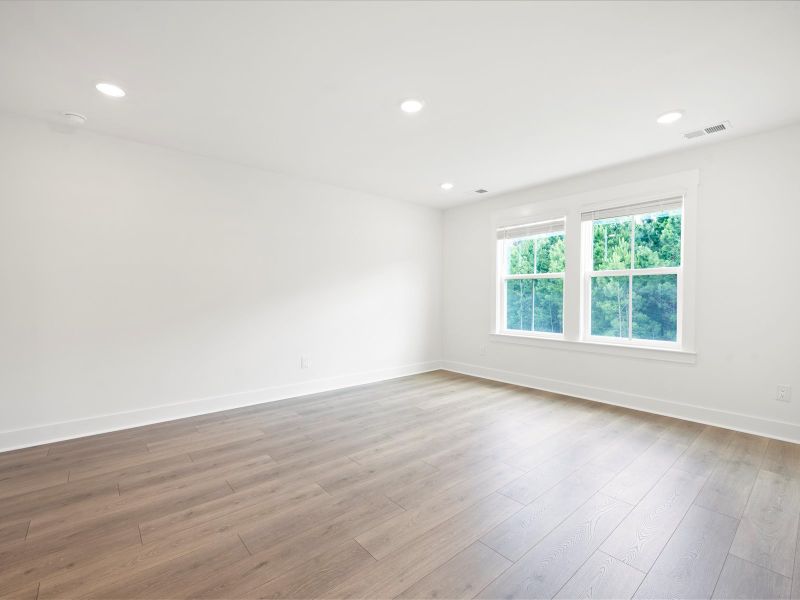 Spacious, unfurnished interior of a new home in The Coves at Lakes of Cane Bay, Summerville (Image 32).