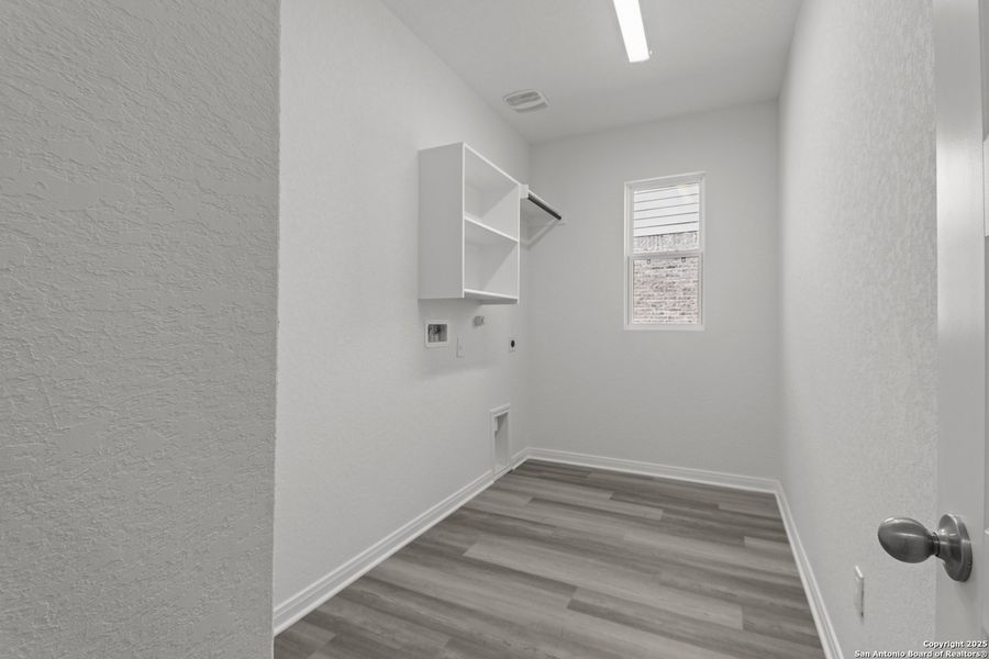 Spacious, unfurnished interior of a new home in Ladera 50', San Antonio (Image 14).