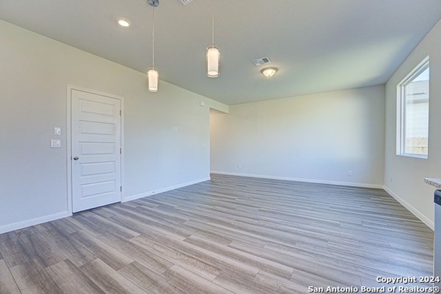 Spacious, unfurnished interior of a new home in Blue Ridge Ranch, San Antonio (Image 14).