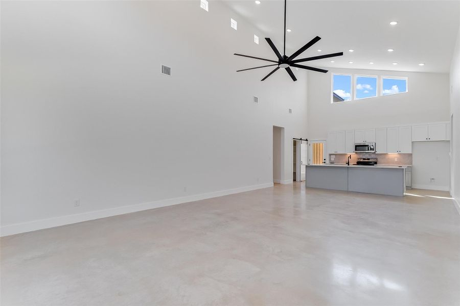 Spacious, unfurnished interior of a new home in , Marble Falls (Image 16).
