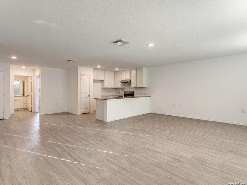 Spacious, unfurnished interior of a new home in Mission del Lago, San Antonio (Image 18). Spacious, unfurnished interior of a new home in Mission del Lago, San Antonio (Image 18).
