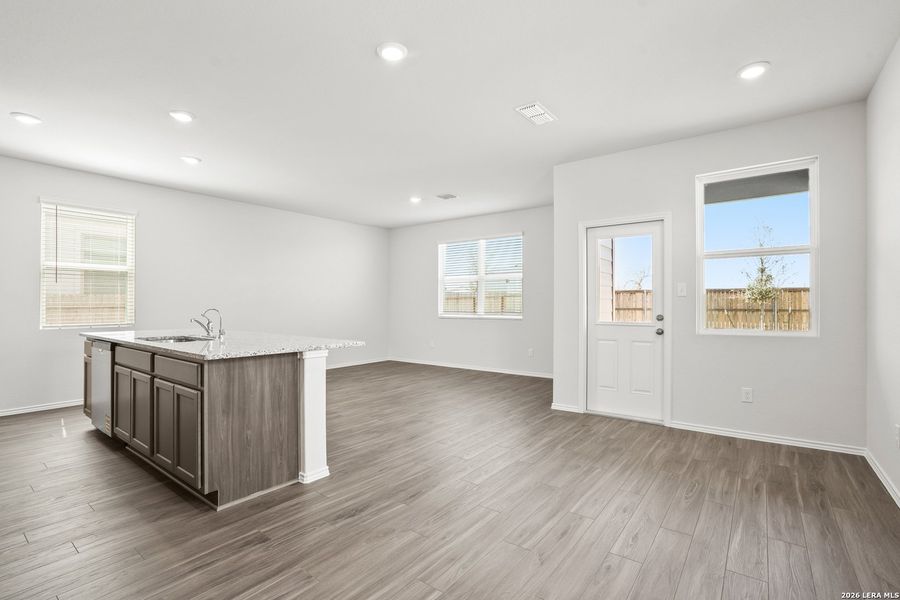 Spacious, unfurnished interior of a new home in Blue Ridge Ranch, San Antonio (Image 16).