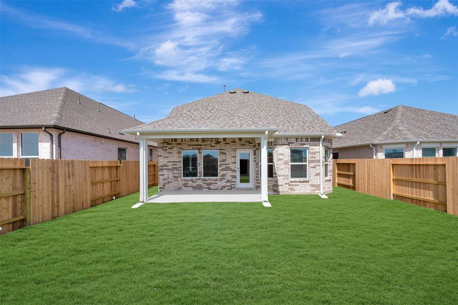 Exterior details and patio area of a home in Wildrye, Waller (Image 4).