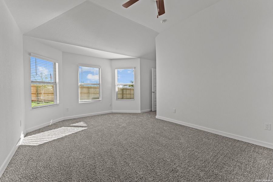 Spacious, unfurnished interior of a new home in Vista Gardens, San Antonio (Image 6).
