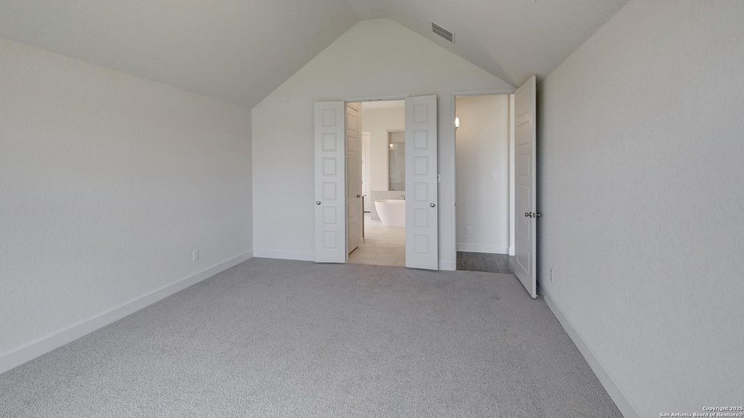Spacious, unfurnished interior of a new home in Stevens Ranch 55', San Antonio (Image 19).