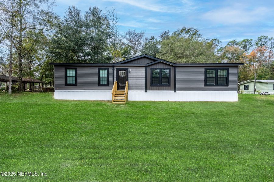 Exterior details and patio area of a home in , Callahan (Image 1).