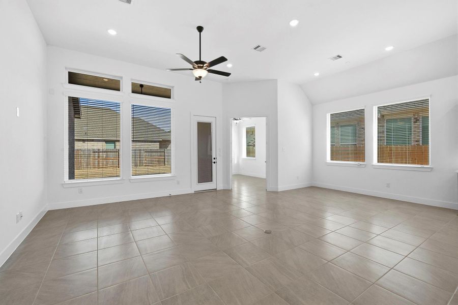 Spacious, unfurnished interior of a new home in The Trails, New Caney (Image 16).