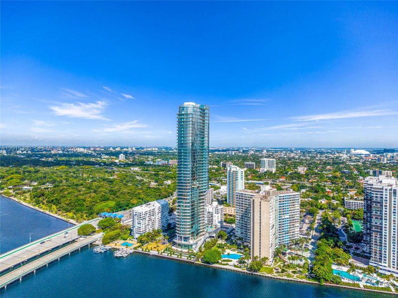 Condo located in Miami, FL showcasing its design and architecture (Image 30).