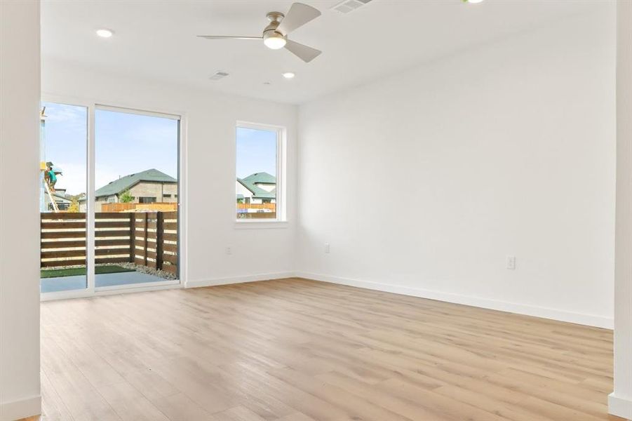 009-20241030-1427AzaleaDrive-Melissa-TX-75454-Living.jpg-SMALL