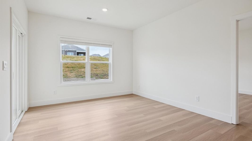 Spacious, unfurnished interior of a new home in Millstone Village, Morristown (Image 10).