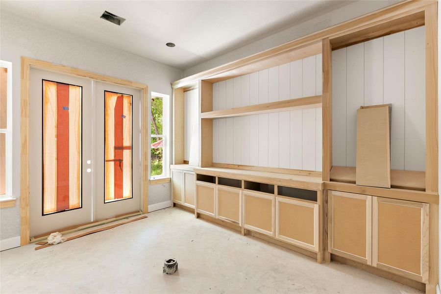 Private study with its own patio - work inside or out! Private study with its own patio - work inside or out!