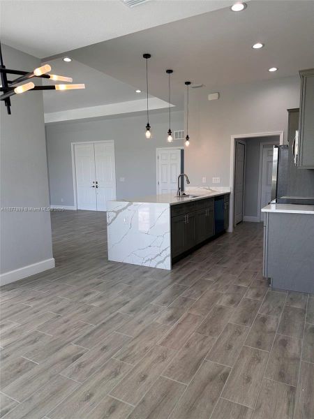 Spacious, unfurnished interior of a new home in , Cape Coral (Image 9).