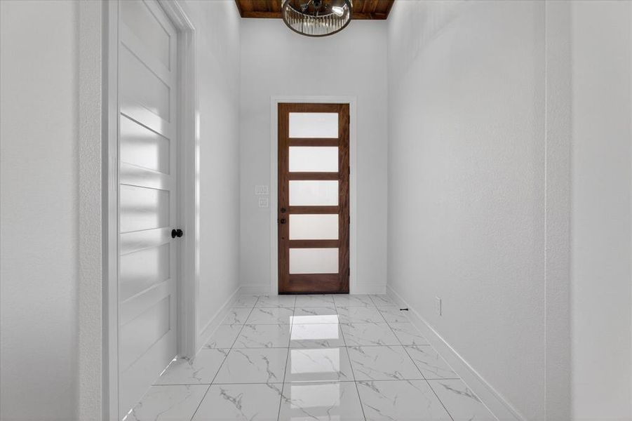 Spacious, unfurnished interior of a new home in , Celeste (Image 19).