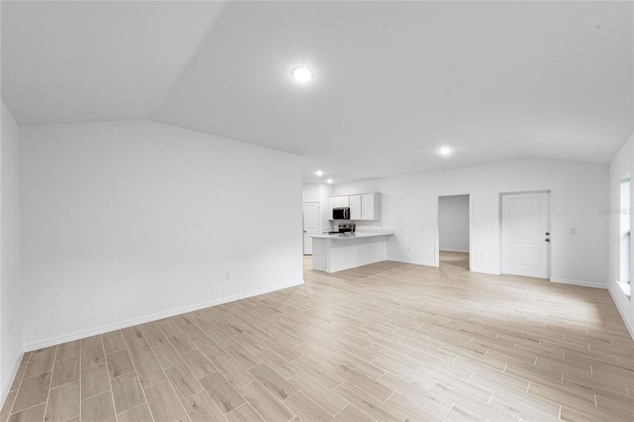 Spacious, unfurnished interior of a new home in , Citrus Springs (Image 10).