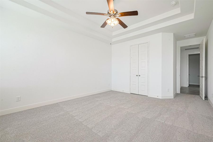 Spacious, unfurnished interior of a new home in Lago Mar, Texas City (Image 32).