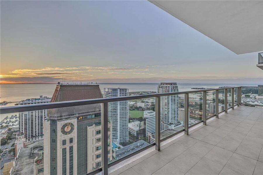 Condo located in St. Petersburg, FL showcasing its design and architecture (Image 40).