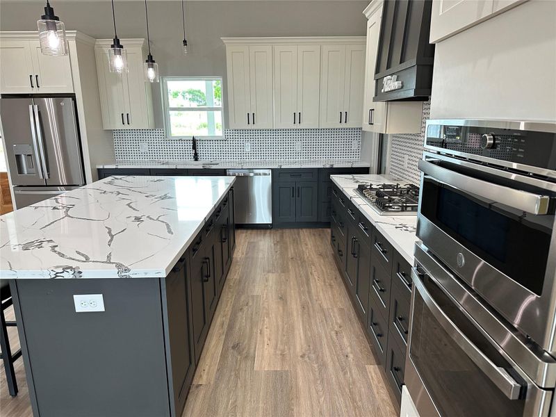 9 ft island, gas cooktop, microwave/oven combo