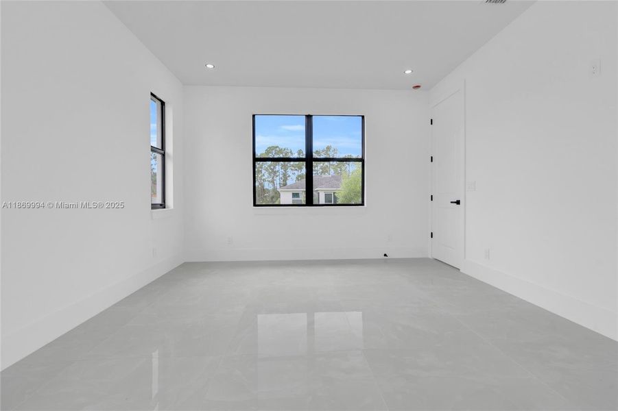 Spacious, unfurnished interior of a new home in , Lehigh Acres (Image 10).