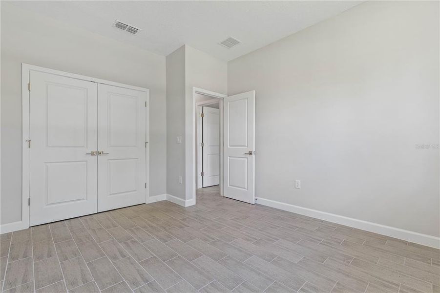 Spacious, unfurnished interior of a new home in , Cape Coral (Image 16).