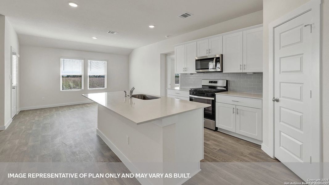 Furnished interior view inside a new home in Sonoma Oaks, Fredericksburg (Image 11).