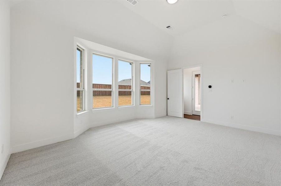 Spacious, unfurnished interior of a new home in Ridge Crossing, Waxahachie (Image 16).