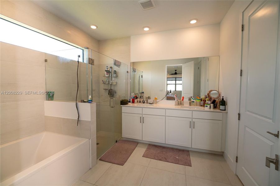 Furnished interior view inside a new home in , Homestead (Image 34).