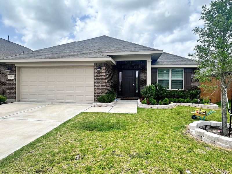 Front exterior of a home in the Lago Mar community, located in Texas City, TX (Image 3).