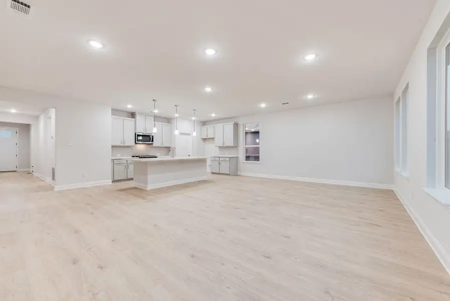 Spacious, unfurnished interior of a new home in Creekside of Crowley, Crowley (Image 16).