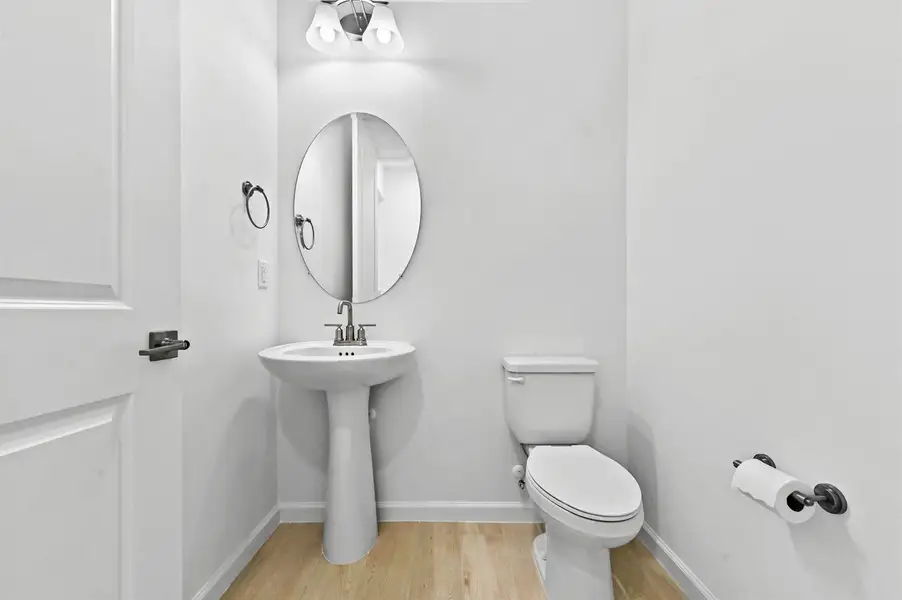 17 Bathroom 01