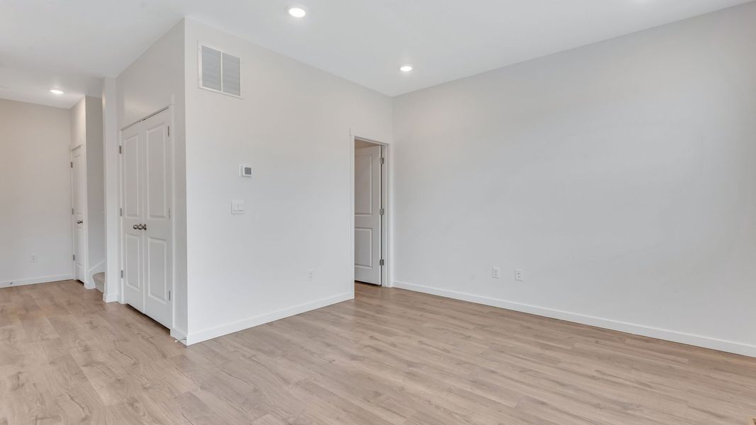 Spacious, unfurnished interior of a new home in Ellston Park, Colorado Springs (Image 17).