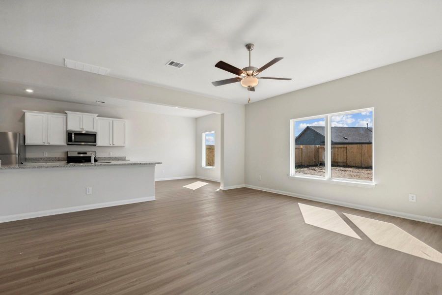 Spacious, unfurnished interior of a new home in Trails at Cochran Ranch, Waller (Image 14).