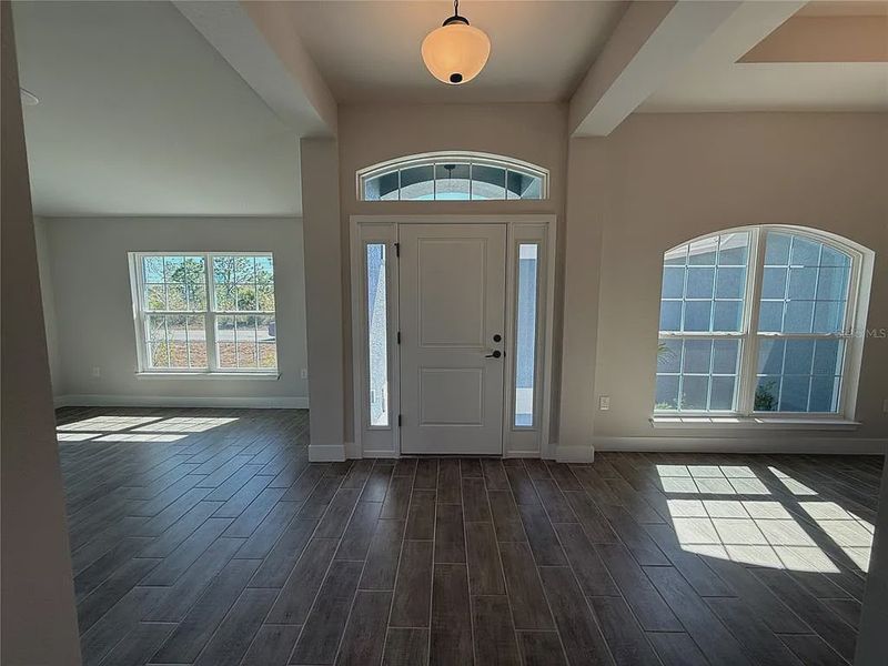 Spacious, unfurnished interior of a new home in South Gulf Cove, Port Charlotte (Image 14).