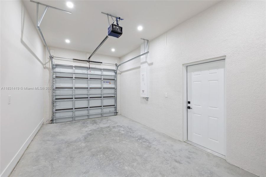 Spacious, unfurnished interior of a new home in , Lehigh Acres (Image 9).