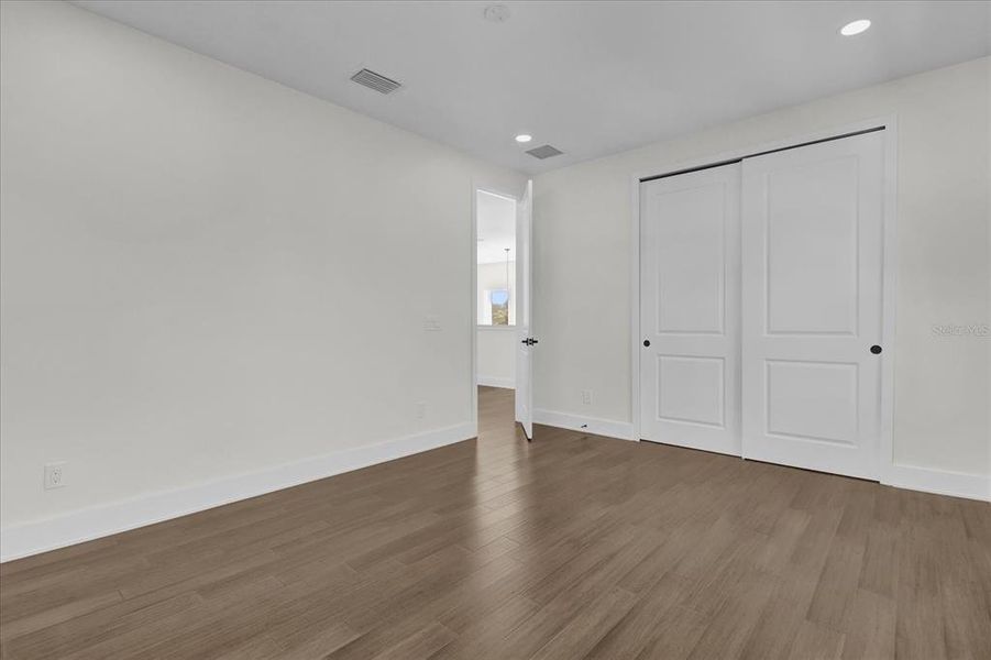 Spacious, unfurnished interior of a new home in , Orlando (Image 16).