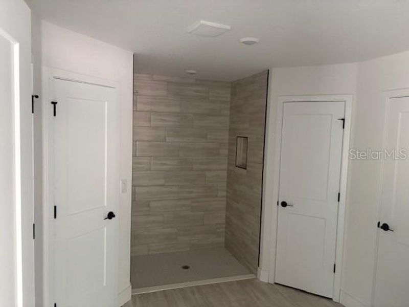 Spacious, unfurnished interior of a new home in , Dunnellon (Image 5).