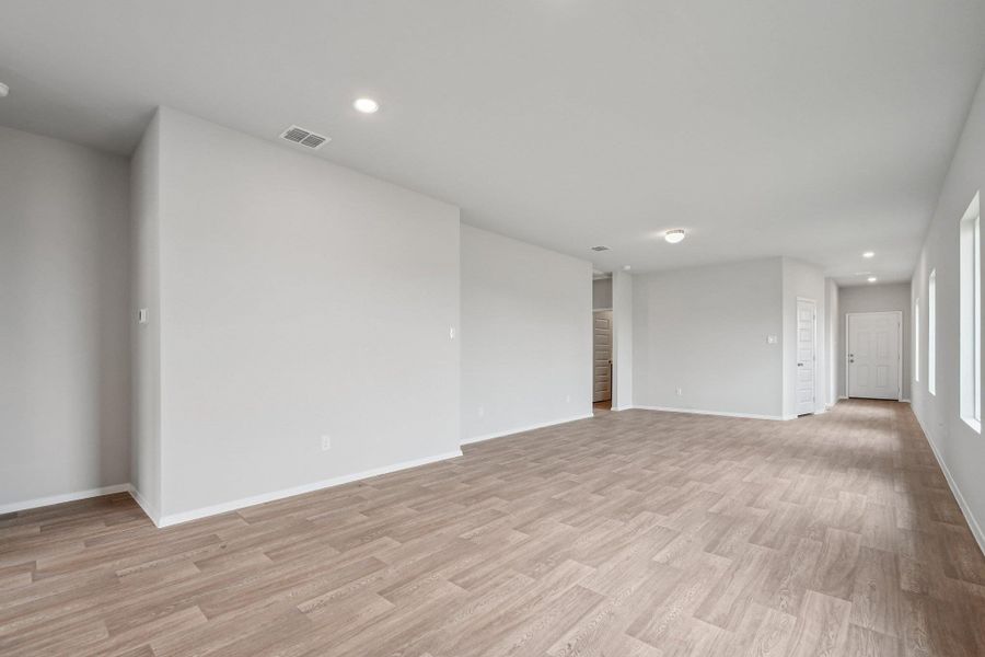 Spacious, unfurnished interior of a new home in Cloverleaf, Austin (Image 30).