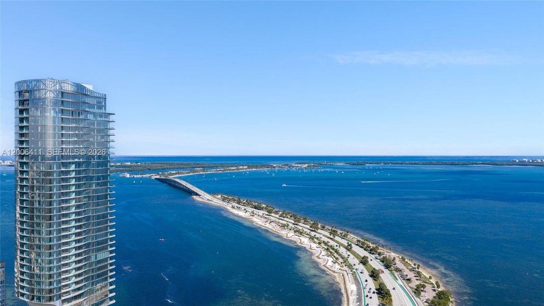 Condo located in Miami, FL showcasing its design and architecture (Image 38).