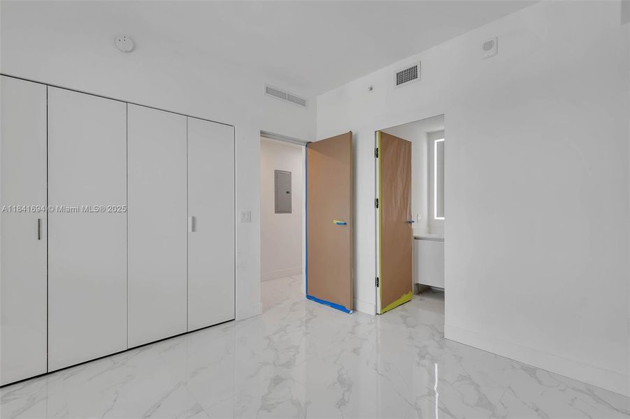 Spacious, unfurnished interior of a new home in Aria Reserve, Miami (Image 27).