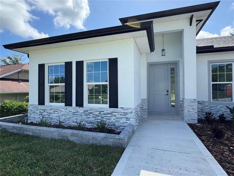 Exterior details and patio area of a home in , Beverly Hills (Image 4).