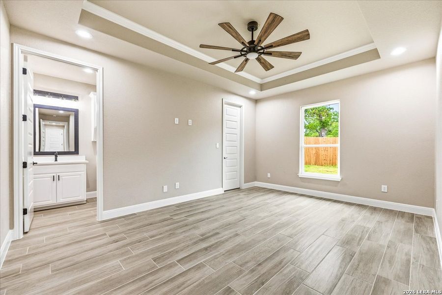 Spacious, unfurnished interior of a new home in , La Vernia (Image 38).