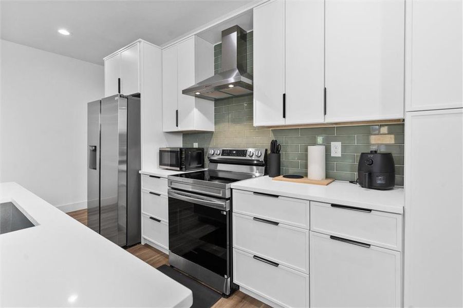 Furnished interior view inside a new home in , Atlanta (Image 21).