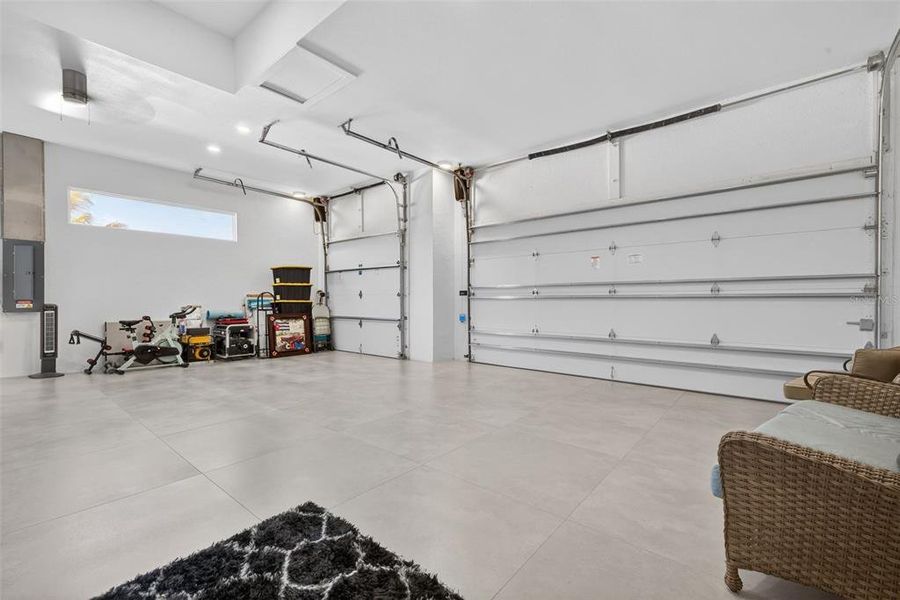 Spacious, unfurnished interior of a new home in , Cape Coral (Image 19).