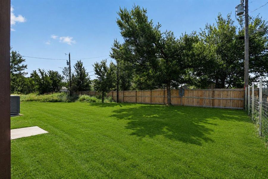 Exterior details and patio area of a home in , Granbury (Image 4).