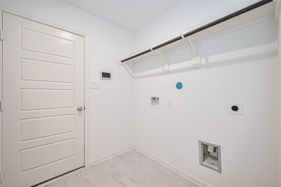 Spacious, unfurnished interior of a new home in Lago Mar, Texas City (Image 36).