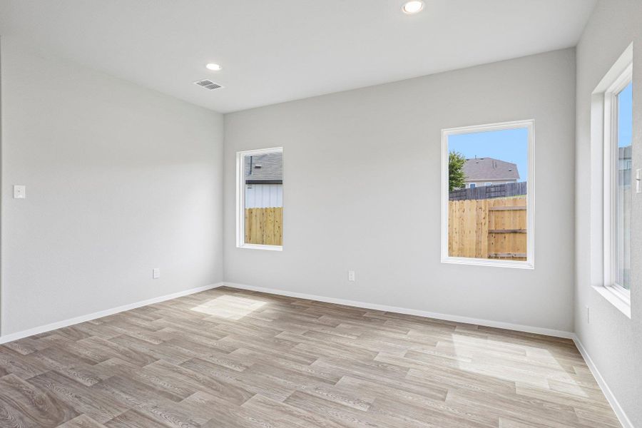 Spacious, unfurnished interior of a new home in Cloverleaf, Austin (Image 35).