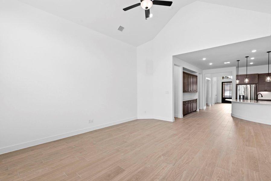 Spacious, unfurnished interior of a new home in Wood Leaf Reserve, Tomball (Image 18).