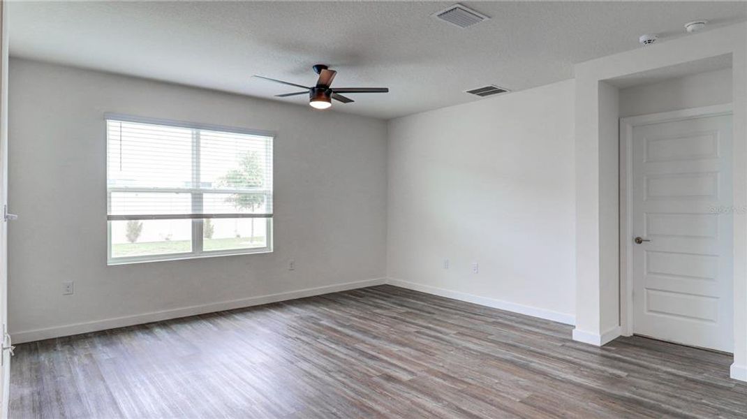 Spacious, unfurnished interior of a new home in Epperson, Wesley Chapel (Image 9).