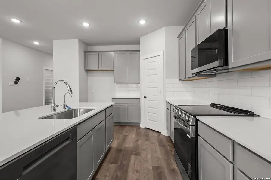 Furnished interior view inside a new home in Hiddenbrooke, Seguin (Image 11).